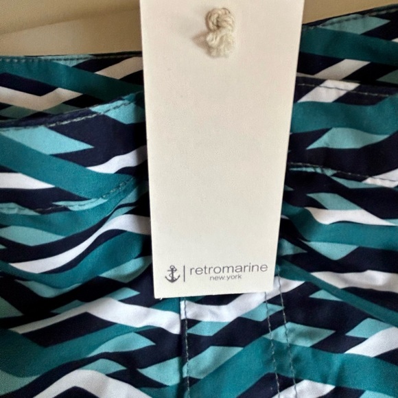 New with tags! Men’s swim trunks size medium in bold pattern - Picture 3 of 3